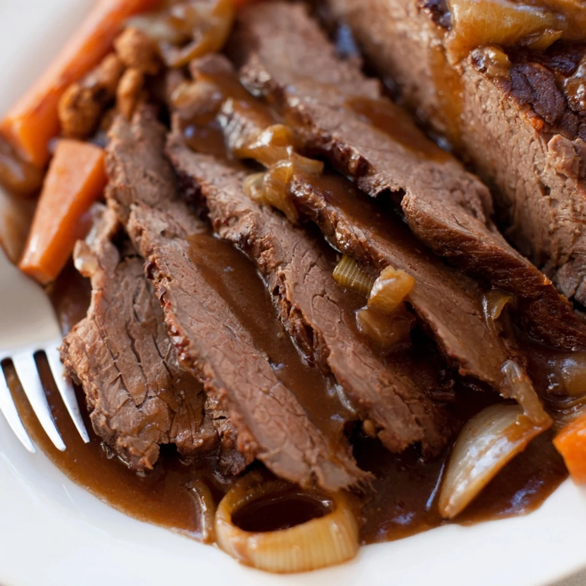 Saftiger Sauerbraten mit zarten Rinderstücken, mariniert in würzigem Sud.  