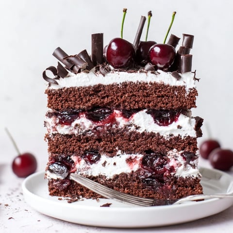 Dekadenter Schwarzwälder Kirschtorte: Schichten aus Schokolade, Kirschen und Schlagsahne, ein Fest für die Sinne.