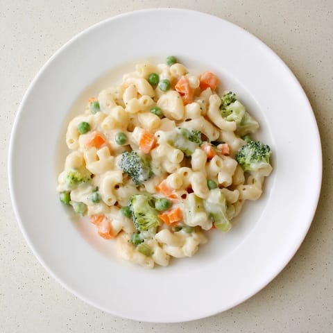 Goldene Garden Veg Mac and Cheese aus dem Ofen, mit streuseliger Panko-Kruste und Käse-Topping.