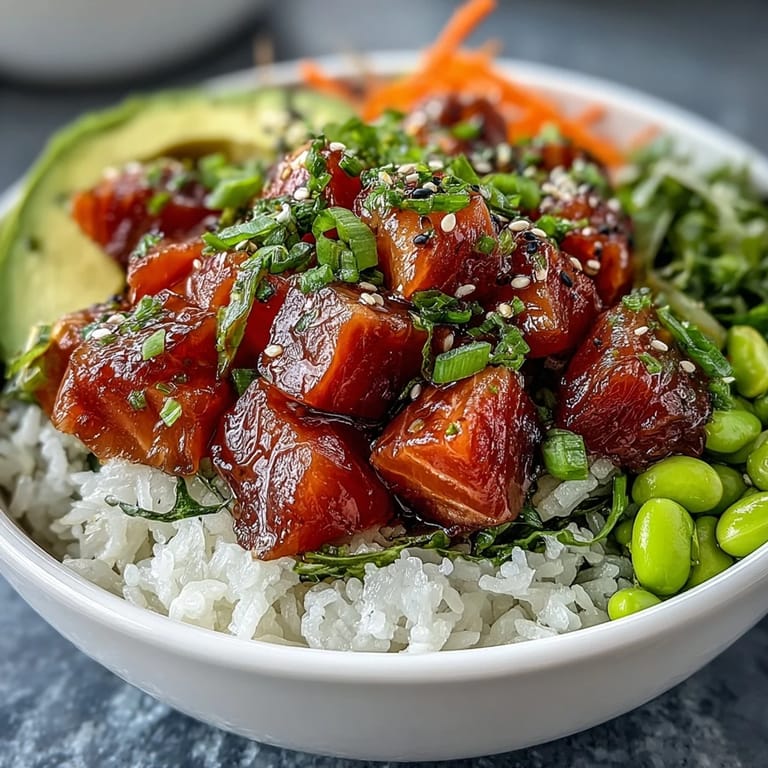 Herzhafte Lachs Poke Bowl mit cremiger Avocado bereit zum Genießen.